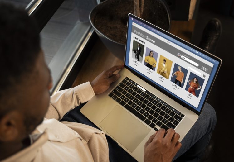 close-up-man-shopping-with-laptop